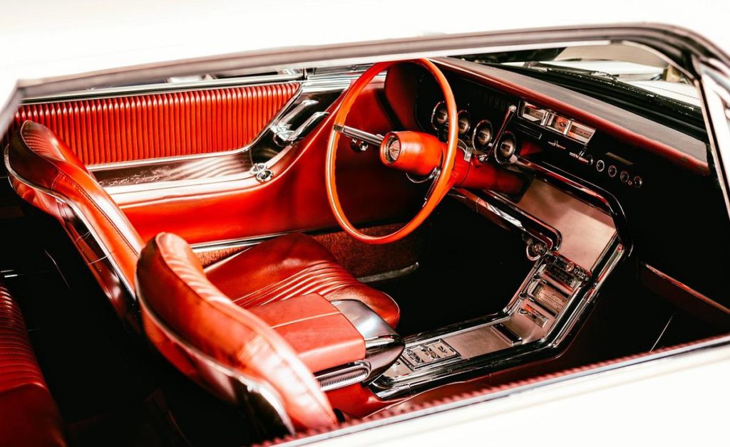 wnętrze auta ze skórzaną, czerwoną tapicerką