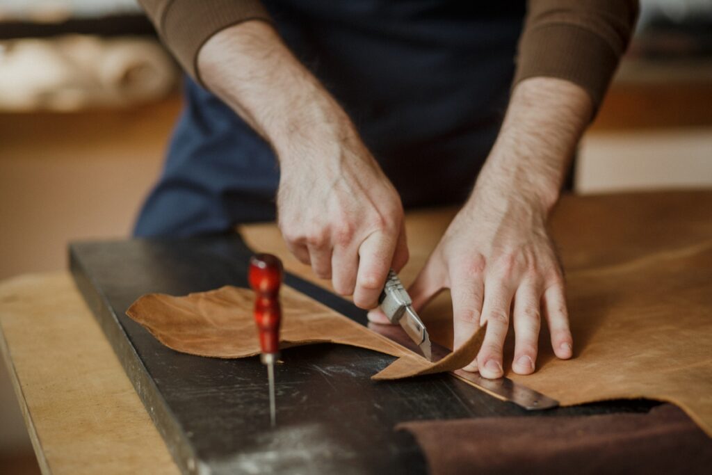 tapicer kroi materiał nożem