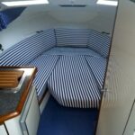 Wnętrze łodzi z wygodnym łóżkiem i wygodną umywalką.