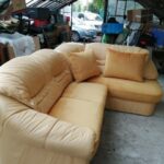 Żółta sofa segmentowa. siedzisko i poduchy są doszyte z tkaniny